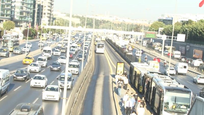 İstanbul’da yüz yüze eğitimin ilk gününde trafik yoğunluğu 51’lerde seyrediyor