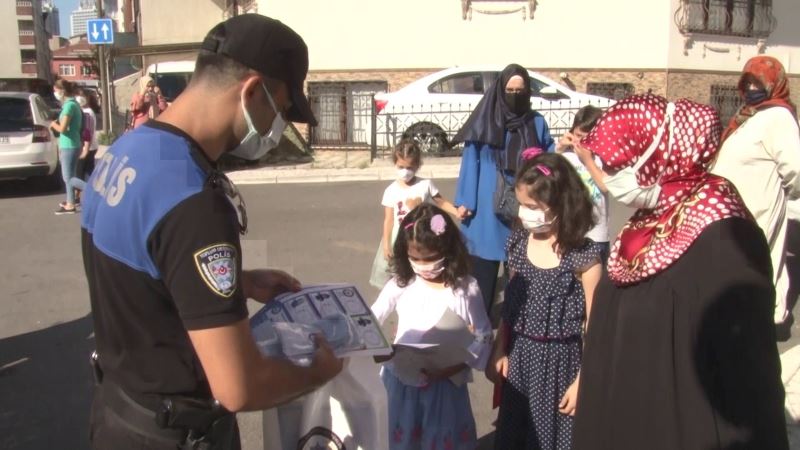 Yüz yüze derse girecek ilkokul öğrencilerine polis maske ve kolonya dağıttı
