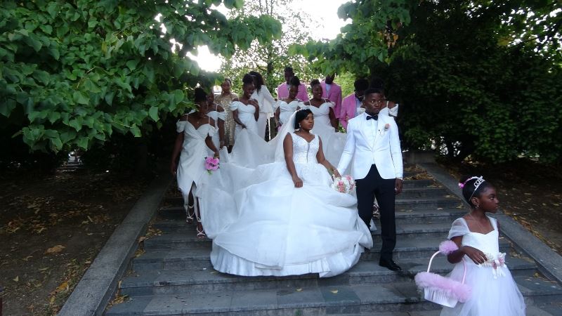 (Özel) Düğün fotoğraflarını Taksim’de çektiren Kongolu çift vatandaşların ilgi odağı oldu