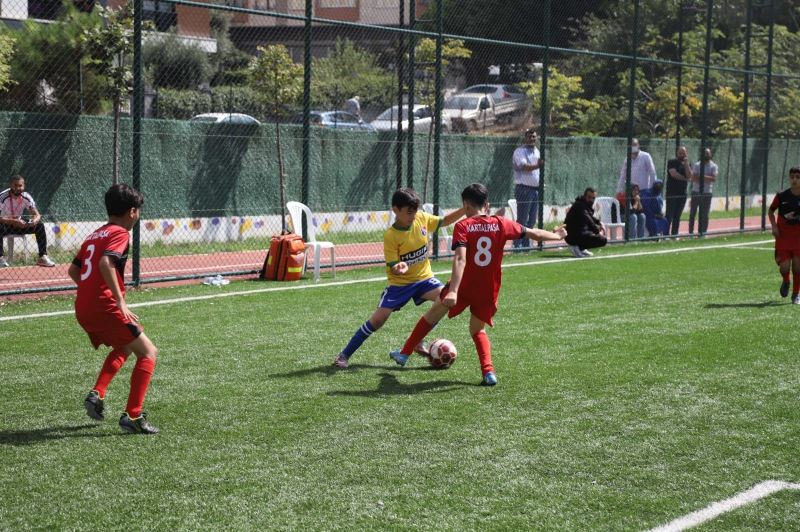 Kartallı genç futbolcular taçsız kral Metin Oktay için yeşil sahada
