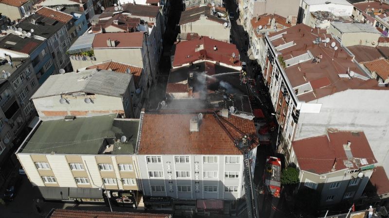 Bayrampaşa’da bir binanın çatısında çıkan yangında 100 güvercin telef oldu
