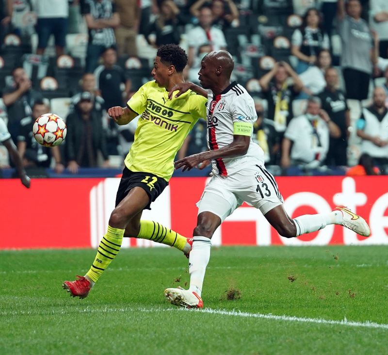 UEFA Şampiyonlar Ligi: Beşiktaş: 0 - Borussia Dortmund: 2 (İlk yarı)
