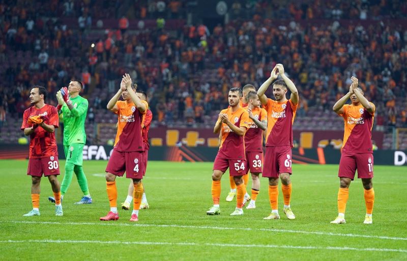 Galatasaraylı futbolcular galibiyeti taraftarlarla kutladılar
