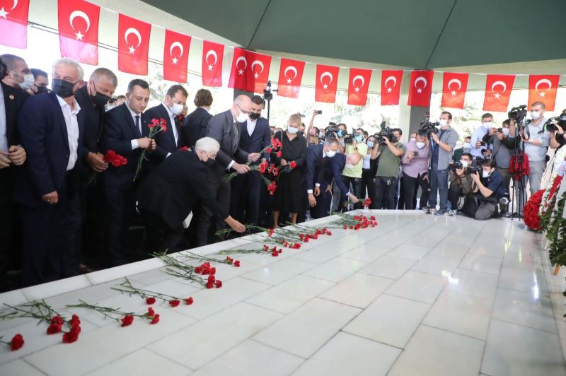 Merhum Başbakan Adnan Menderes ve arkadaşları idamlarının 60’ıncı yılında kabirleri başında anıldı
