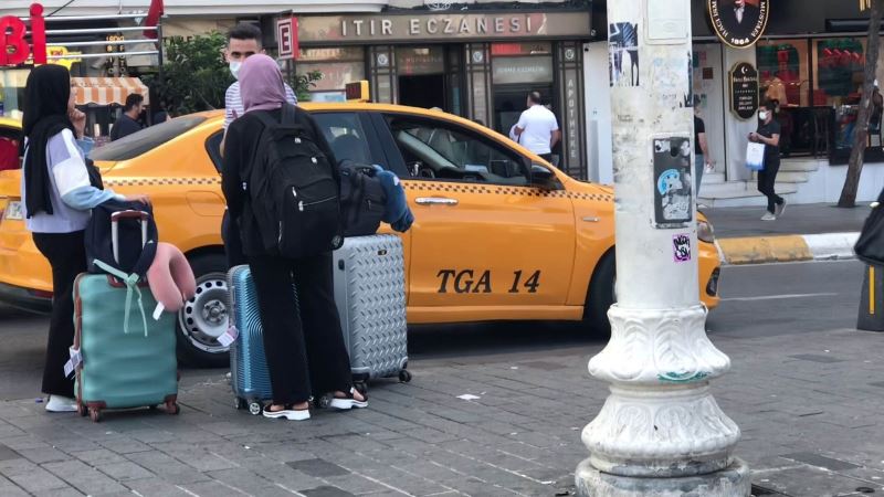 (Özel) Taksim’de turistler yine taksiye binemedi
