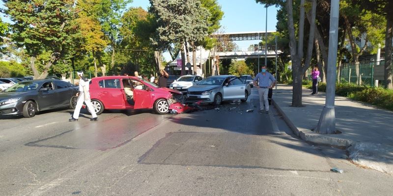 Florya’da kadın sürücü ters yöne girdi kaza oldu: Kaza anı kamerada
