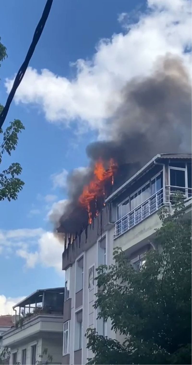 5 katlı binanın çatısı alev alev yandı, ev sahibi gözyaşlarıyla izledi