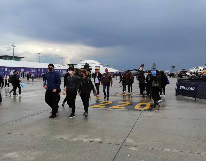 Yağmura rağmen TEKNOFEST’e yoğun ilgi devam ediyor
