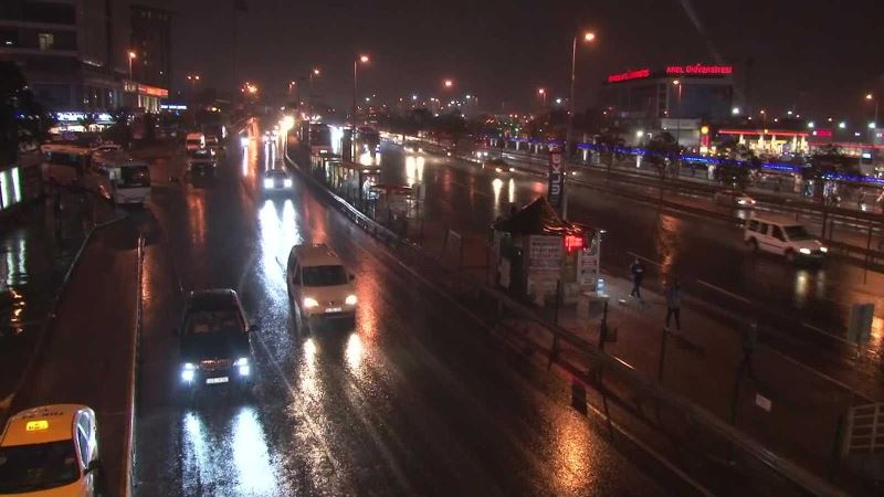 İstanbul’da sağanak yağış etkisini göstermeye başladı