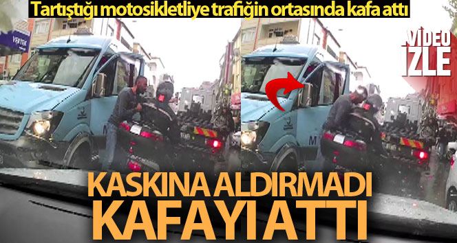 (Özel) Kasklı motosikletliye kafa attı