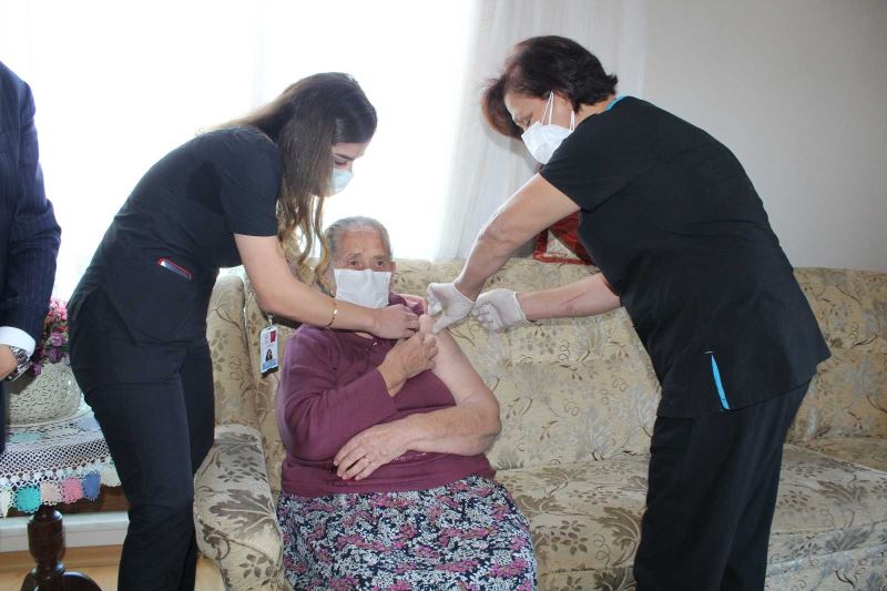 Maltepe’de 65 yaş üstü vatandaşlar aşı olmaları için evlerinde ziyaret ediliyor
