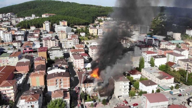 Sultanbeyli’de çatının alev alev yandığı anlar havadan görüntülendi