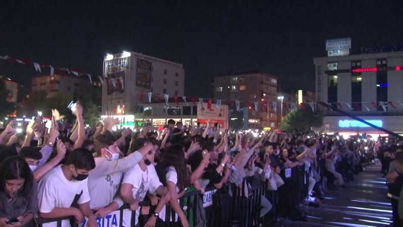 Bağcılar’da gençler Sagopa Kajmer, Canbay&Wolker konseriyle coştu
