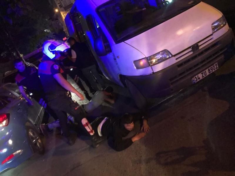 (Özel) İstanbul’da minibüsle motosiklet çalan hırsızlara suçüstü
