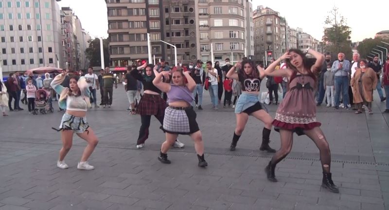 (ÖZEL) Taksim’de dans eden youtuberlara vatandaştan yoğun ilgi
