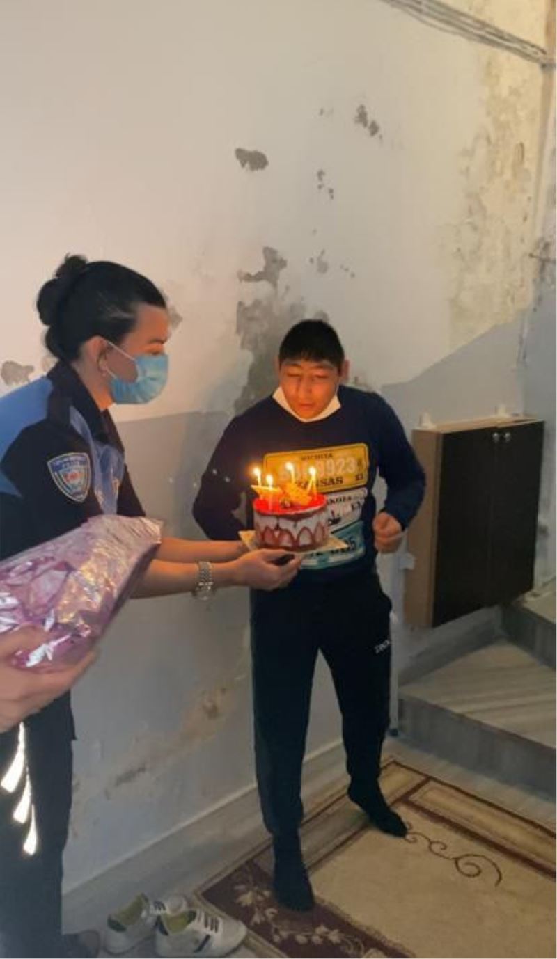 Sultanbeyli’de polisleri çok seven engelli gence polisten ziyaret
