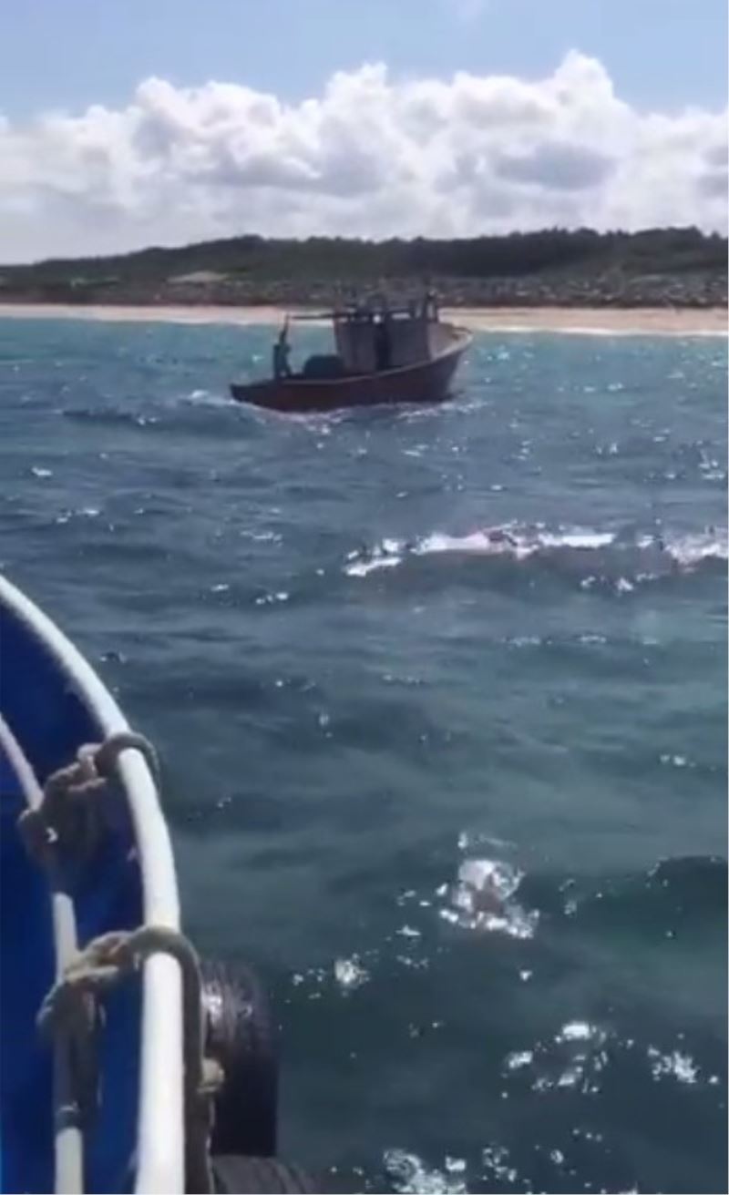(ÖZEL) Arıza yapan tekne karaya oturmak üzereyken balıkçılar tarafından kurtarıldı