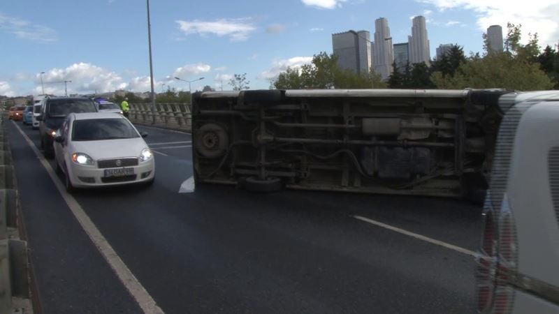 Sağlık çalışanlarını taşıyan servis minibüsü kaza yaptı
