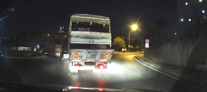 (Özel) Ataşehir’de kapağı açık kamyon kasasındaki tehlikeli yolculuk
