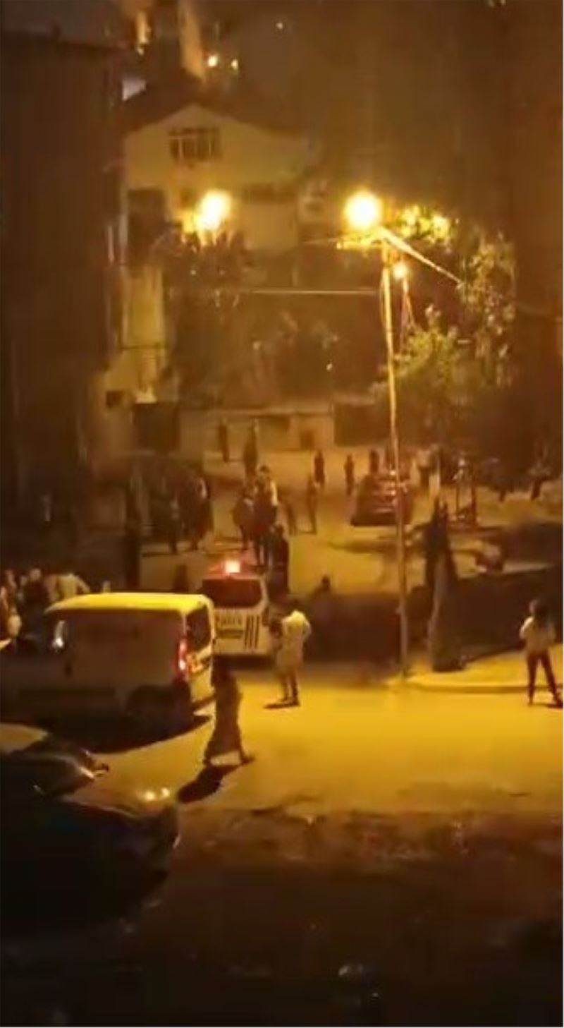 (Özel) Arnavutköy’de komşuların tekmeli yumruklu kavgası kameraya yansıdı