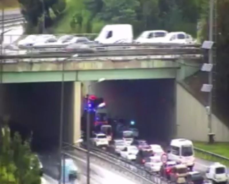 Ümraniye’de kaygan zeminde feci kaza: 1’i ağır 3 yaralı
