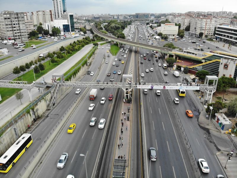 İstanbul’da okulların açılmasıyla trafikte yoğunluk oluştu
