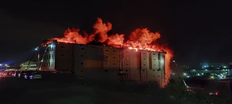 Arnavutköy’de 4 katlı tekstil fabrikasının çatısında çıkan yangın devam ediyor
