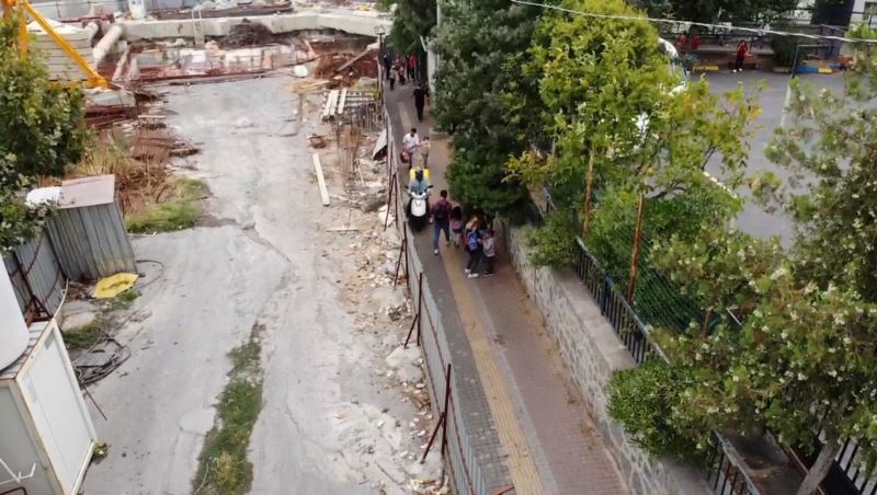 (Özel) Okula giren öğrenciler, ezilmemek için motokuryelerden kaçıyor