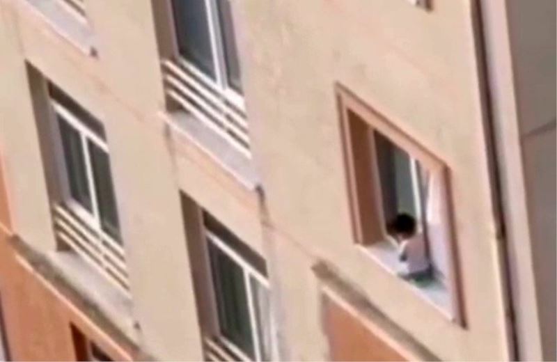 Camdan çıkarak mermerin üzerinde oturan çocuğun tehlikeli oyunu kamerada