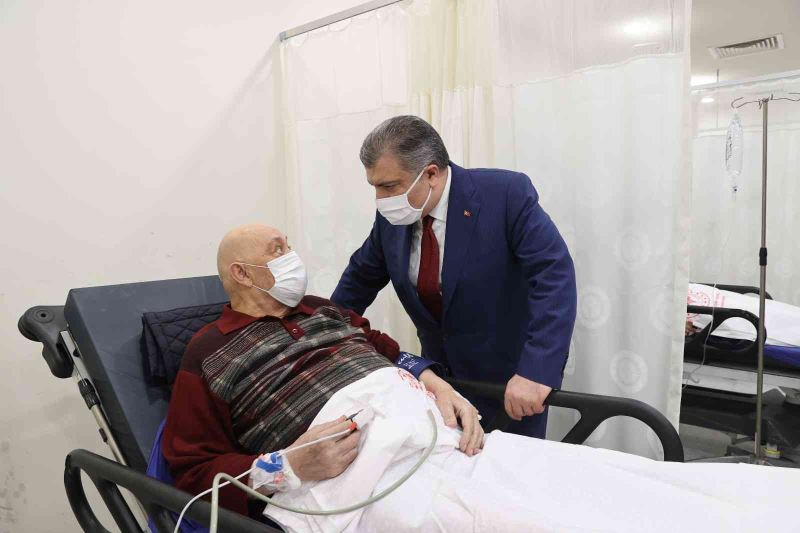 Bakan Koca, yeni yılın ilk gecesinde İstanbul’daki hastaneleri ziyaret etti
