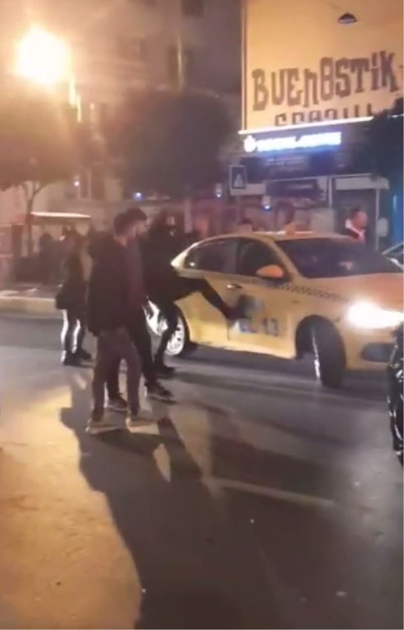 Karaköy’de yılbaşı gecesi taksiciye tekmeli saldırı kamerada
