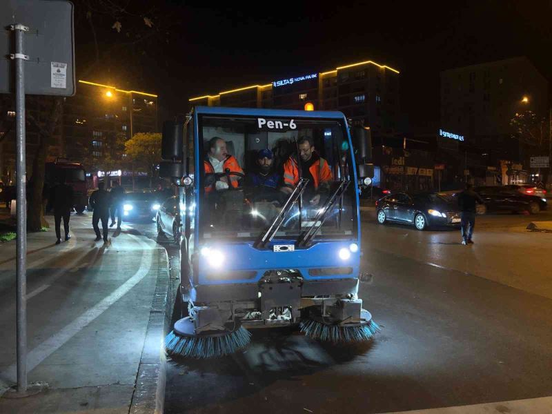 Bakan Varank yılbaşına temizlik görevlileri ile birlikte girdi
