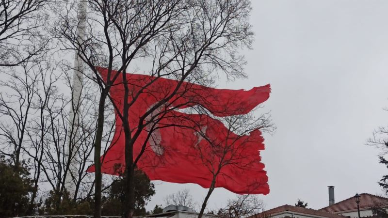 Çamlıca Tepesindeki Türk bayrağı fırtınanın şiddetiyle yırtıldı
