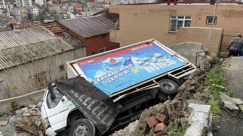 Eyüpsultan’da virajı alamayan kamyonet gecekondunun üzerine düştü: 2 yaralı
