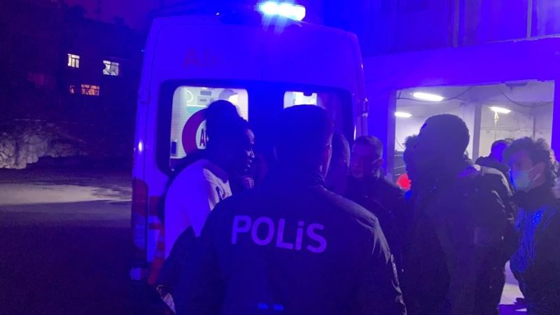 Fatih’te kavga eden yabancı uyruklu şahıslar binanın bodrumunda yangın çıkarttı: 1’i ağır 4 yaralı