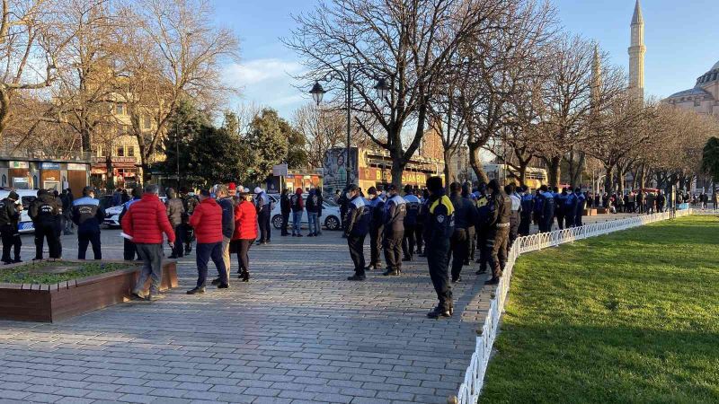 İBB, turistik şehir turu yapan otobüs firmasının araçlarını kaldırmak isteyince arbede yaşandı
