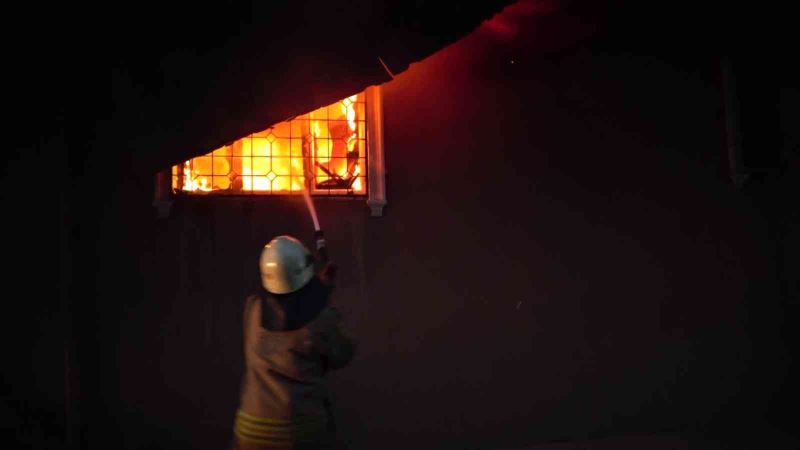 Ataşehir’de evin alev alev yandığı anlar kamerada
