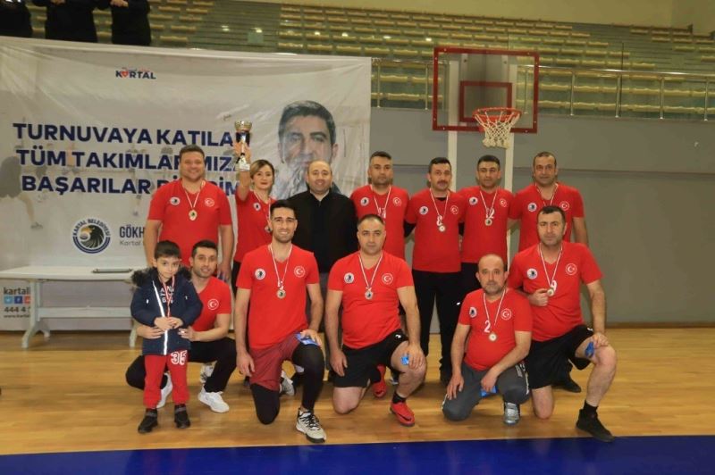 Kartal’da voleybol turnuvasının şampiyonu zabıta müdürlüğü oldu
