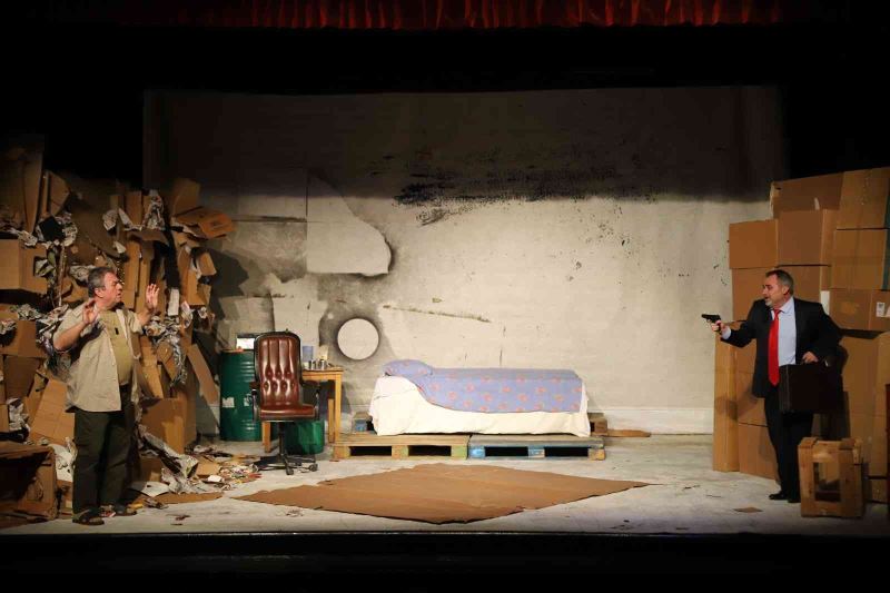 ‘Gece Boyunca’ adlı tiyatro oyunu Kartal’da sahnelendi
