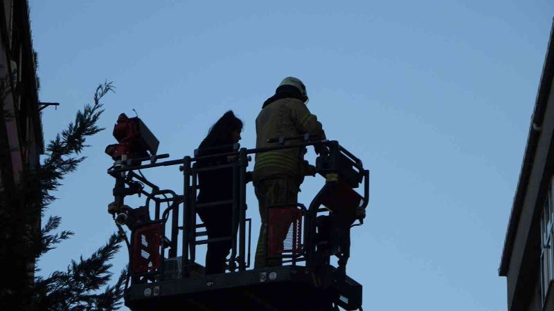 Yangın nedeniyle balkonda mahsur kalan genç kız itfaiye tarafından kurtarıldı
