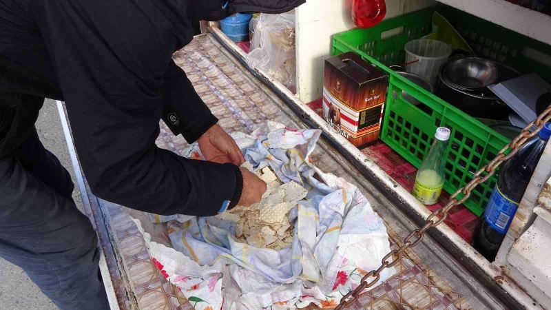 Kar nedeniyle Bolu’da yol kapandı, tır şoförleri Tuzla’da kaldı
