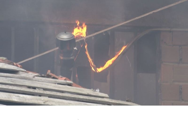 (Düzeltme) Beyoğlu’nda 5 katlı bina alevlere teslim oldu
