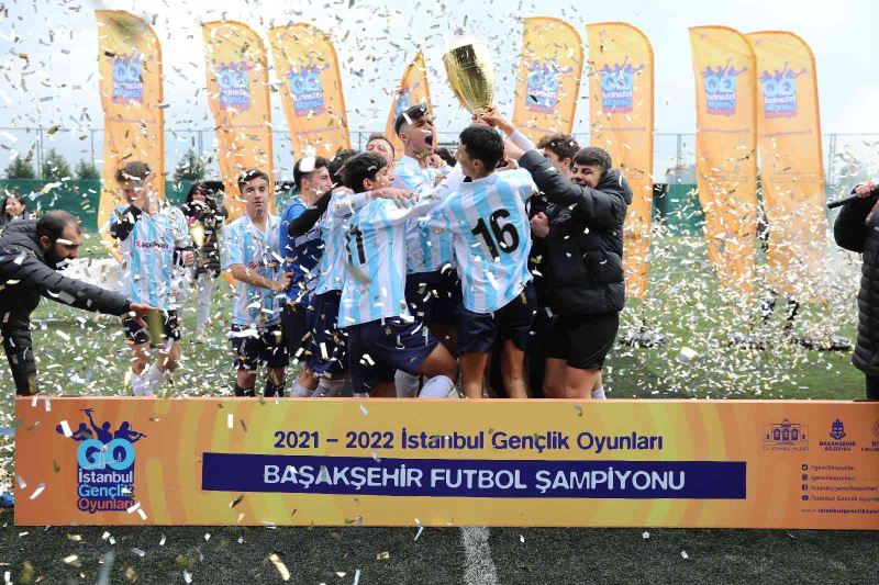 Başakşehir’in yeni şampiyonu kupayı kaldırdı
