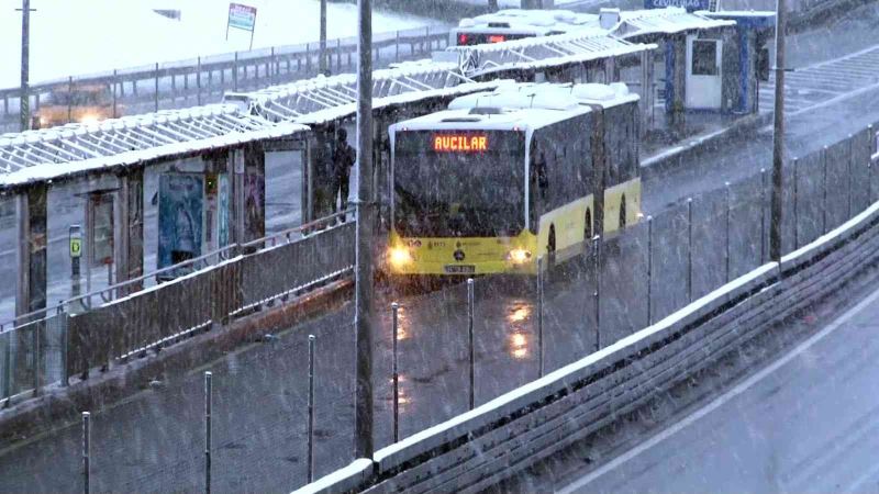İstanbullular güne beyaz örtü ile uyandı