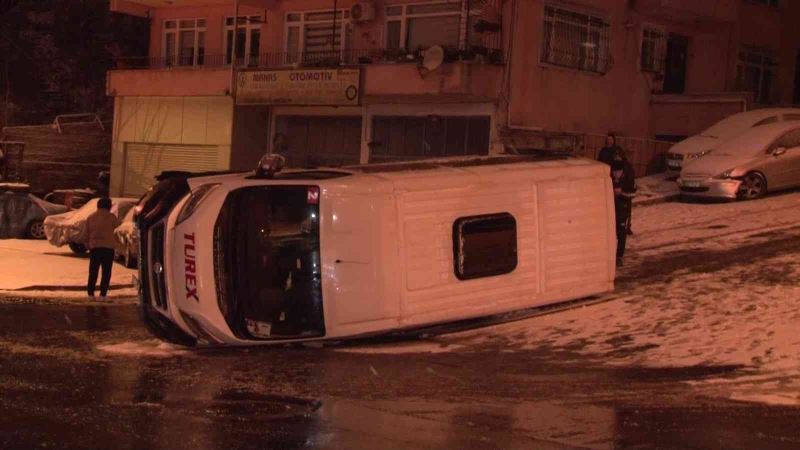 Üsküdar’da karlı yolda kontrolünü kaybeden servis yan yattı