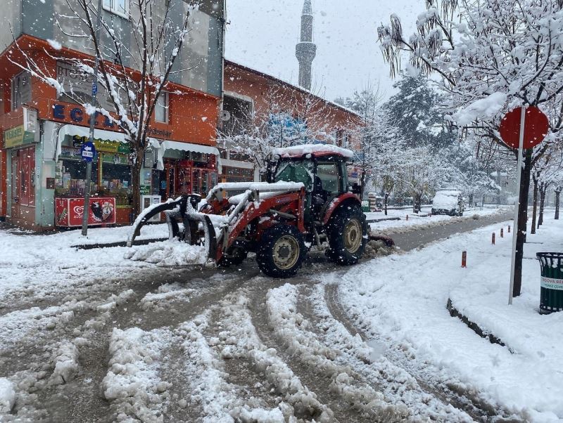 Taşova Belediyesi, kar temizleme ve tuzlama çalışmalarına devam ediyor