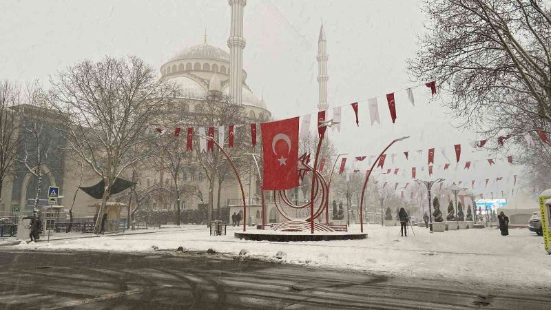 Sultangazi karla kaplandı
