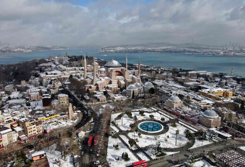 İstanbul’da masalsı kar manzaraları, tarihi yarımada beyaza büründü
