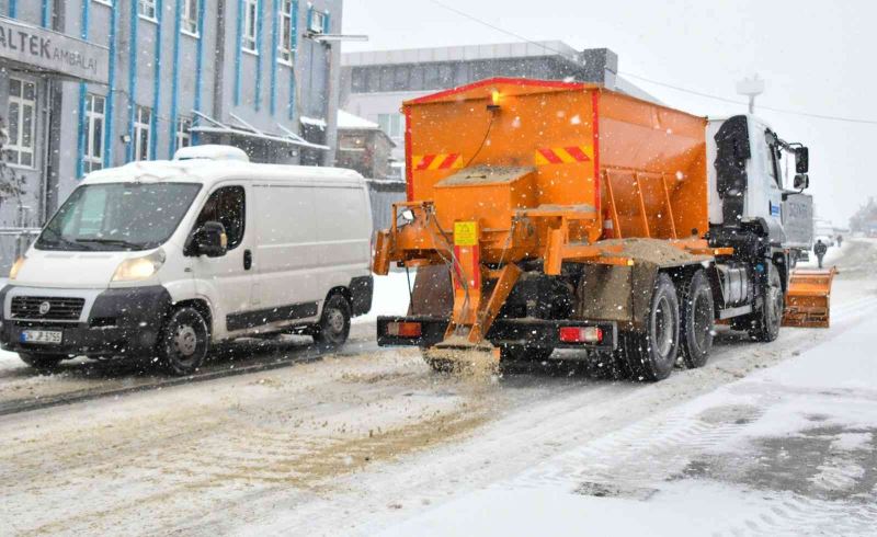 Esenyurt’ta kar küreme ve tuzlama çalışmaları devam ediyor
