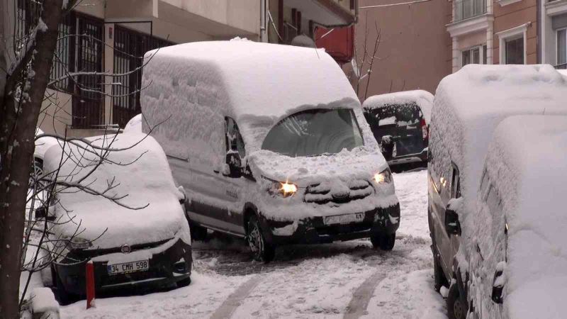 Otomobiller karda ilerlemekte güçlük çekti
